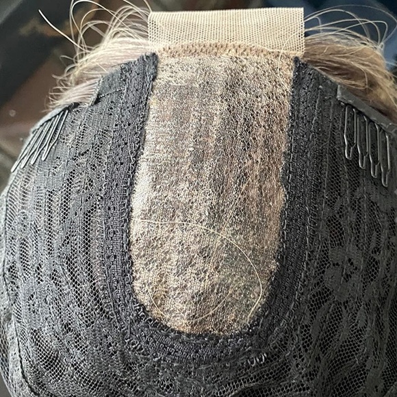 Long ombré ash blonde synthetic wavy wig - Picture 7 of 7